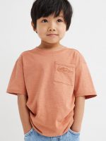 23G1-065 H&M Oversized Chest-pocket T-shirt - Áo thun bé trai